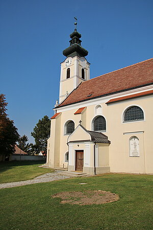 Obersulz, Pfarrkirche hl. Martin, mächtiger Barockbau mit hohem Westturm, 1661-1667 erbaut